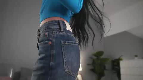 Snapshot of valexielux chatting on April 20, 12:08 pm Vale online show from April 20, 12:08 pm