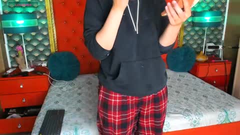 Snapshot of valleriejonnes chatting on May 29, 12:58 pm Valerie Val V online show from May 29, 12:58 pm
