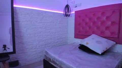 Snapshot of valloletsamar chatting on February 8, 11:12 am Vallolet Peach  online show from February 8, 11:12 am