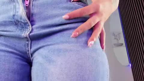 Vallolet Peach  online show from February 3, 12:10 pm