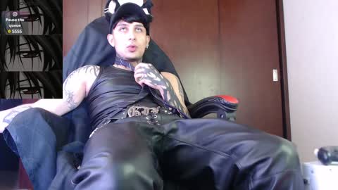 Snapshot of vampiredavyd chatting on December 29, 12:30 am david guzman i model independenthelp me with a thumbs up online show from December 29, 12:30 am