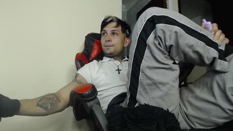 Snapshot of vampiredavyd chatting on January 17, 11:51 pm david guzman i model independenthelp me with a thumbs up online show from January 17, 11:51 pm