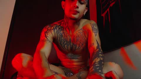 Snapshot of vampiredavyd chatting on January 25, 4:02 am david guzman i model independenthelp me with a thumbs up online show from January 25, 4:02 am