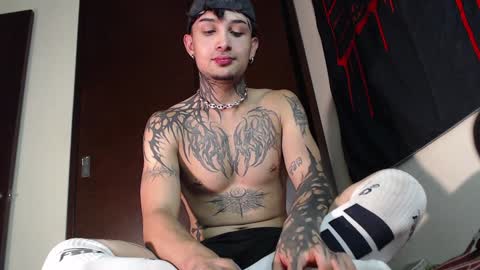 Snapshot of vampiredavyd chatting on January 27, 6:19 am david guzman i model independenthelp me with a thumbs up online show from January 27, 6:19 am