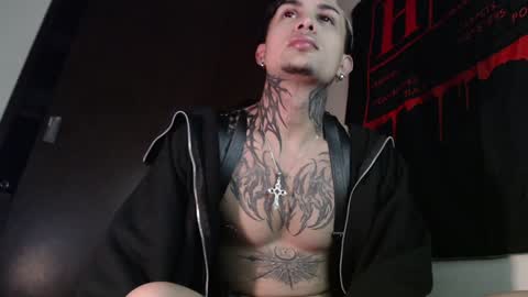 Snapshot of vampiredavyd chatting on February 1, 3:08 am david guzman i model independenthelp me with a thumbs up online show from February 1, 3:08 am