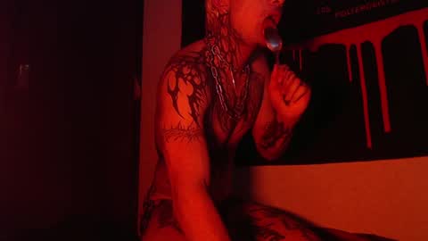 Snapshot of vampiredavyd chatting on February 7, 5:31 am david guzman i model independenthelp me with a thumbs up online show from February 7, 5:31 am