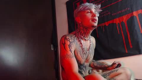 Snapshot of vampiredavyd chatting on February 11, 2:14 am david guzman i model independenthelp me with a thumbs up online show from February 11, 2:14 am