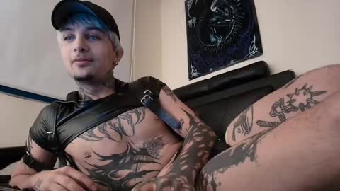 Snapshot of vampiredavyd chatting on February 17, 1:36 am david guzman i model independenthelp me with a thumbs up online show from February 17, 1:36 am