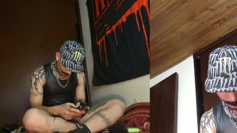 Snapshot of vampiredavyd chatting on February 19, 1:40 am david guzman i model independenthelp me with a thumbs up online show from February 19, 1:40 am