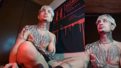 Snapshot of vampiredavyd chatting on February 26, 4:03 am david guzman i model independenthelp me with a thumbs up online show from February 26, 4:03 am