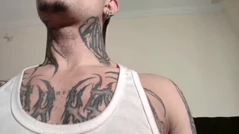 Snapshot of vampiredavyd chatting on March 3, 12:59 am david guzman i model independenthelp me with a thumbs up online show from March 3, 12:59 am