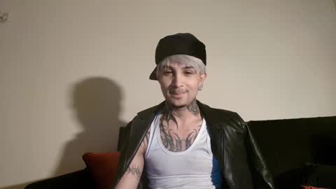 Snapshot of vampiredavyd chatting on March 4, 5:21 am david guzman i model independenthelp me with a thumbs up online show from March 4, 5:21 am