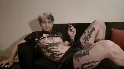 Snapshot of vampiredavyd chatting on March 5, 2:25 am david guzman i model independenthelp me with a thumbs up online show from March 5, 2:25 am