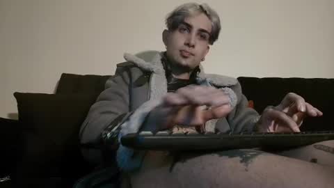 Snapshot of vampiredavyd chatting on March 8, 4:23 am david guzman i model independenthelp me with a thumbs up online show from March 8, 4:23 am