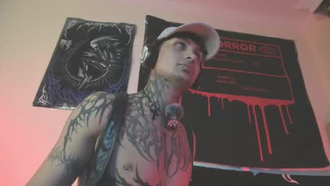 Snapshot of vampiredavyd chatting on September 11, 2:44 am david guzman i model independenthelp me with a thumbs up online show from September 11, 2:44 am