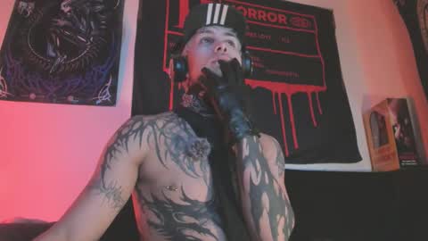 Snapshot of vampiredavyd chatting on September 19, 2:57 am david guzman i model independenthelp me with a thumbs up online show from September 19, 2:57 am