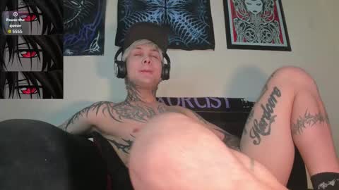 Snapshot of vampiredavyd chatting on November 18, 1:55 am david guzman i model independenthelp me with a thumbs up online show from November 18, 1:55 am