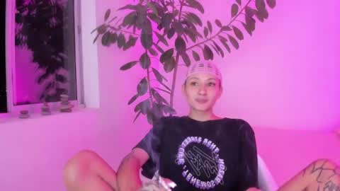 Snapshot of vandalovee chatting on July 2, 3:23 am Babi Alu online show from July 2, 3:23 am
