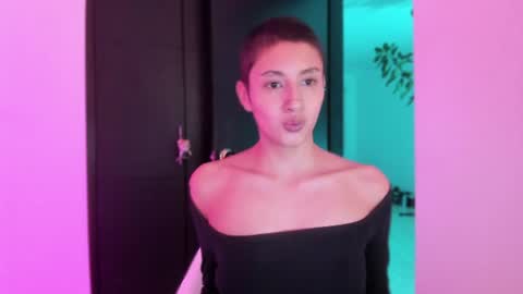 Snapshot of vandalovee chatting on July 25, 6:00 am Babi Alu online show from July 25, 6:00 am