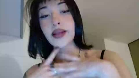 Snapshot of vanesaafoxx chatting on February 6, 6:07 am Vans online show from February 6, 6:07 am