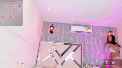 Snapshot of vanessa_guzman1 chatting on December 30, 12:42 pm online show from December 30, 12:42 pm