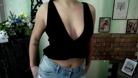 Snapshot of vanessa_joy_ chatting on February 12, 6:08 am Vanessa online show from February 12, 6:08 am