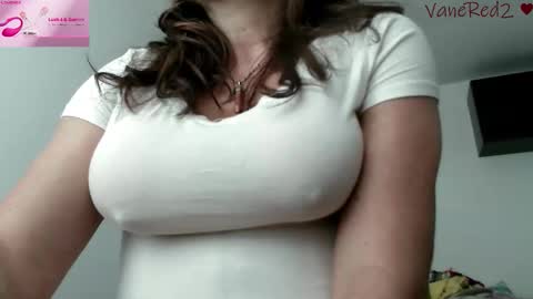 Snapshot of vanessared2 chatting on June 5, 2:12 pm Vanesared2 online show from June 5, 2:12 pm