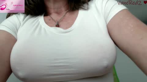 Snapshot of vanessared2 chatting on June 24, 1:54 pm Vanesared2 online show from June 24, 1:54 pm