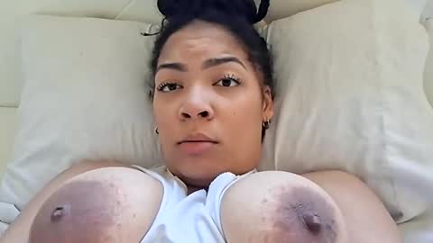 vanessareign online show from October 17, 6:43 pm