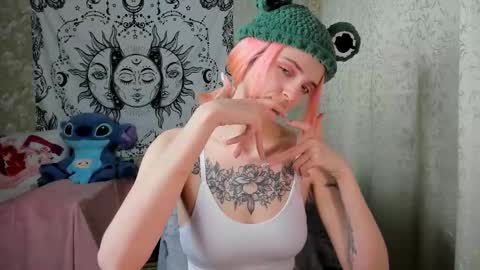 Snapshot of vanilla_arya chatting on February 4, 10:43 am Adelina online show from February 4, 10:43 am