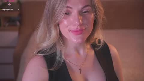 Snapshot of vanille_mystery chatting on July 8, 10:03 pm Sophie online show from July 8, 10:03 pm