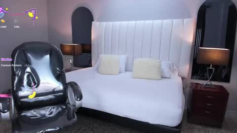 Snapshot of vanitysex chatting on October 20, 11:43 am Karine online show from October 20, 11:43 am