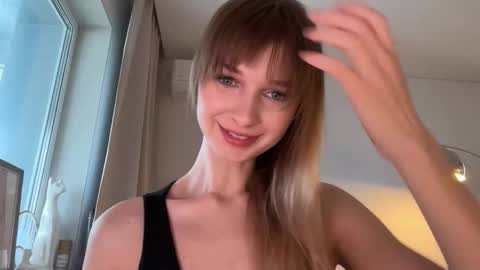 Snapshot of variety_moments chatting on December 5, 5:27 am Heeeeey Im Hanna the art of tease online show from December 5, 5:27 am