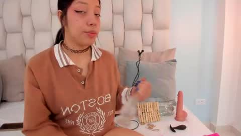 Snapshot of vayra_moon chatting on July 24, 4:38 pm Vayra Moon online show from July 24, 4:38 pm