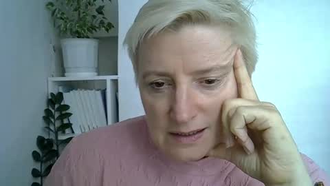 Snapshot of vea_motty chatting on May 29, 12:47 pm vea_motty online show from May 29, 12:47 pm