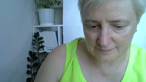 Snapshot of vea_motty chatting on June 5, 8:20 am vea_motty online show from June 5, 8:20 am