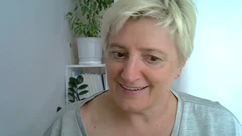 Snapshot of vea_motty chatting on July 5, 9:16 am vea_motty online show from July 5, 9:16 am