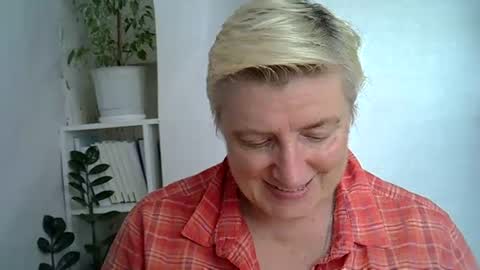 Snapshot of vea_motty chatting on July 11, 1:03 pm vea_motty online show from July 11, 1:03 pm