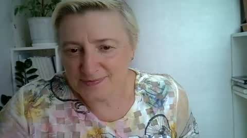 Snapshot of vea_motty chatting on July 13, 10:29 am vea_motty online show from July 13, 10:29 am