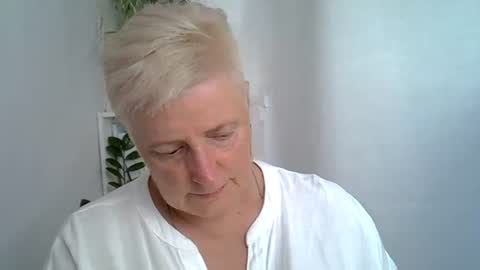 Snapshot of vea_motty chatting on July 17, 1:18 pm vea_motty online show from July 17, 1:18 pm