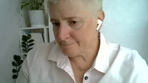 Snapshot of vea_motty chatting on July 24, 9:40 am vea_motty online show from July 24, 9:40 am