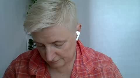 Snapshot of vea_motty chatting on July 28, 2:13 pm vea_motty online show from July 28, 2:13 pm