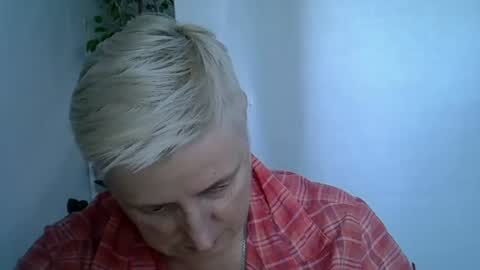 Snapshot of vea_motty chatting on July 28, 3:21 pm vea_motty online show from July 28, 3:21 pm