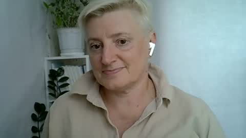 Snapshot of vea_motty chatting on August 1, 1:32 pm vea_motty online show from August 1, 1:32 pm