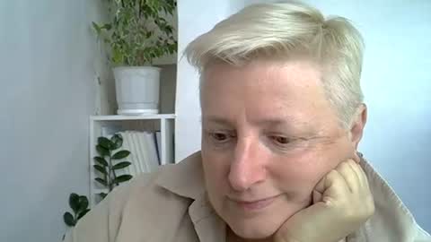 Snapshot of vea_motty chatting on August 2, 1:09 pm vea_motty online show from August 2, 1:09 pm