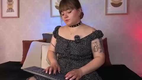 Vee Simons online show from October 21, 8:20 pm