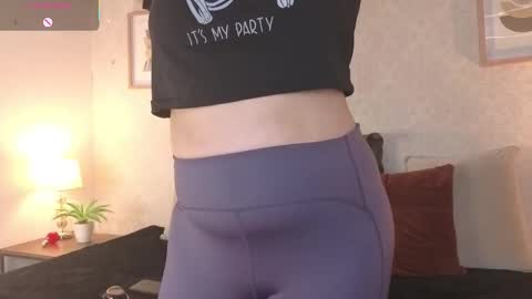 Vee Simons online show from November 14, 7:45 pm