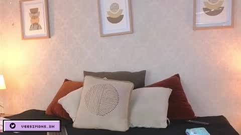 Vee Simons online show from March 12, 8:04 pm