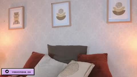 Vee Simons online show from April 24, 7:49 pm
