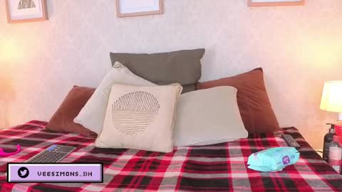 Vee Simons online show from May 7, 7:41 pm